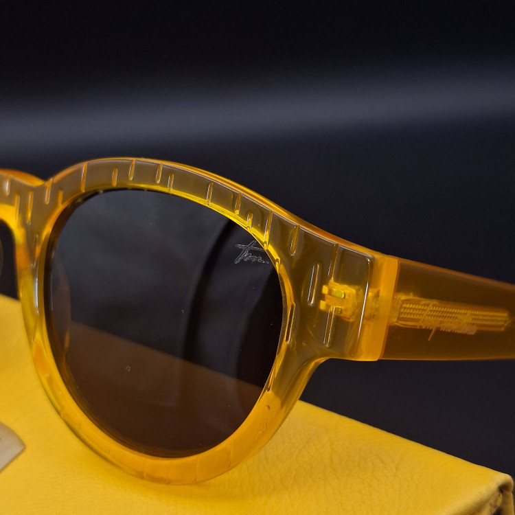 عینک آفتابی زرد رنگ