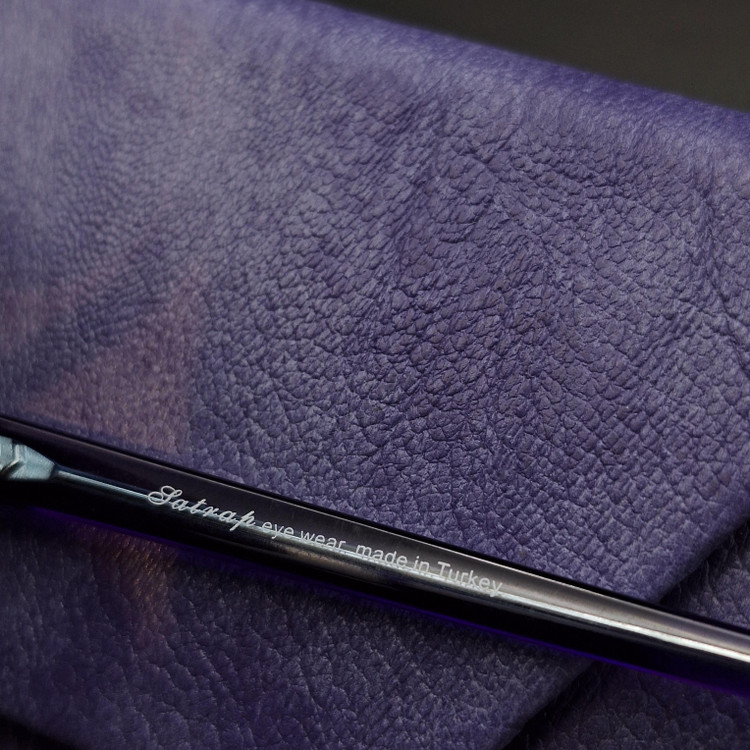 عینک زنانه رنگ جیغ