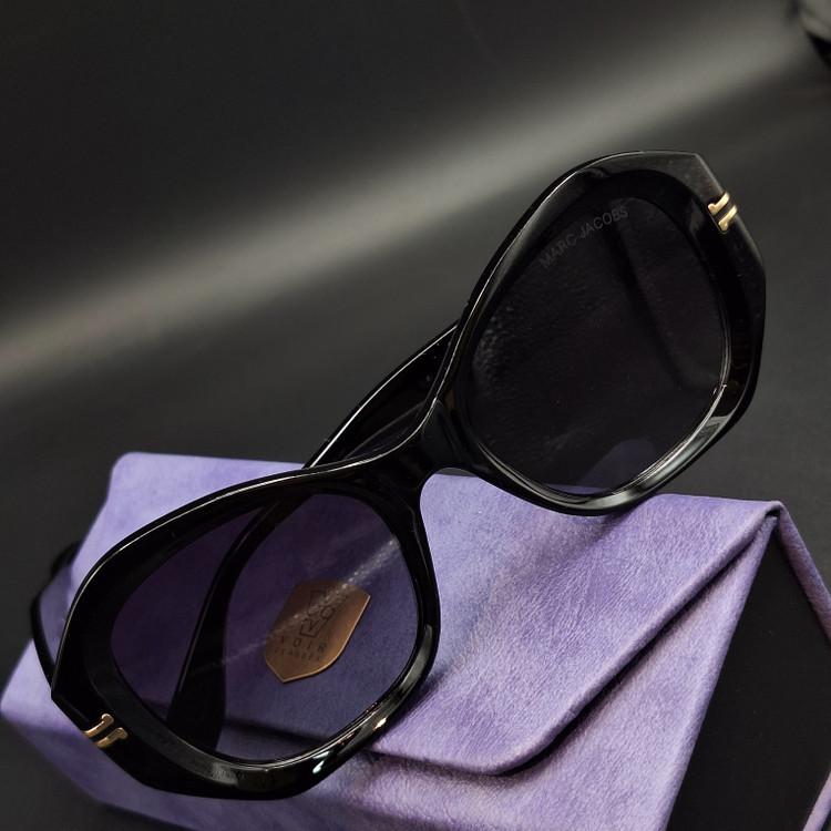 عینک آفتابی زنانه پلاریزه از برند MARC JACOBS با بدنه استیت کیفیت ضمانتی با لولای درجه یک و صورتخور عالی به همراه پک کامل کد M600011