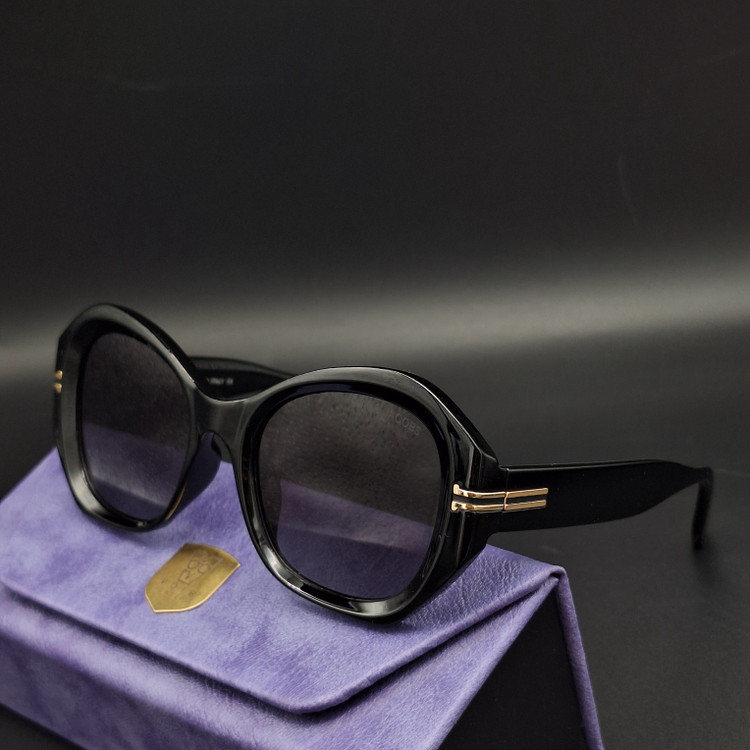 عینک آفتابی زنانه پلاریزه از برند MARC JACOBS با بدنه استیت کیفیت ضمانتی با لولای درجه یک و صورتخور عالی به همراه پک کامل کد M600011