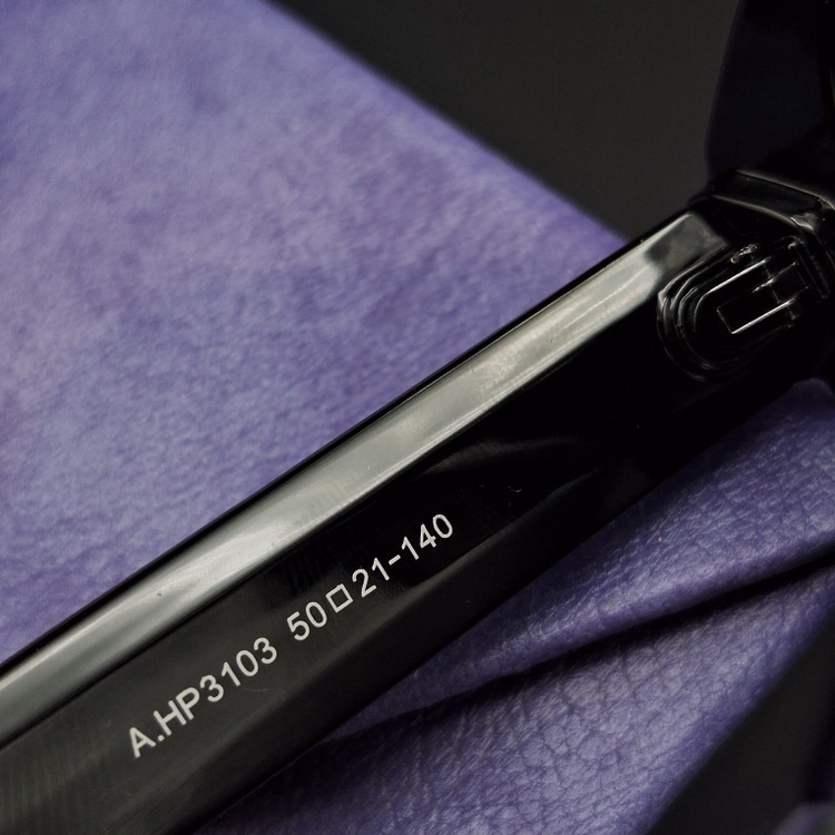 عینک آفتابی زنانه پلاریزه از برند MARC JACOBS با بدنه استیت کیفیت ضمانتی با لولای درجه یک و صورتخور عالی به همراه پک کامل کد M600011