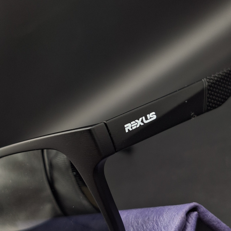 عینک آفتابی مردانه اورجینال از برند REXUS با متریال سوییسی ( بسیار سبک و مقاوم ) و گارانتی یکساله شرکت به همراه پکیج کامل برند کد RX3024